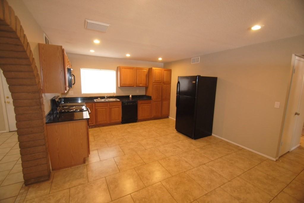 5630 W Hubbell St - Photo 2 of 18