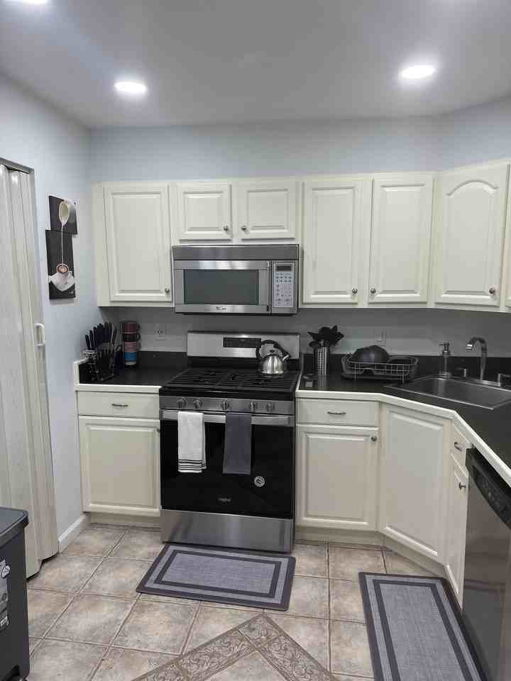 24 Colgate Dr #24 - Photo 2 of 14