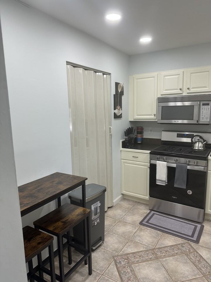 24 Colgate Dr #24 - Photo 3 of 14