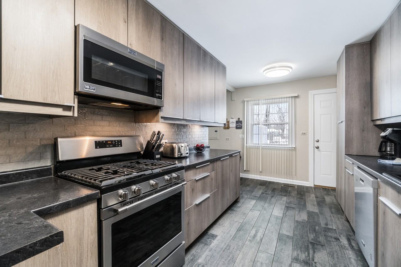 123 E Berkley Ln #MAIN - Photo 3 of 13