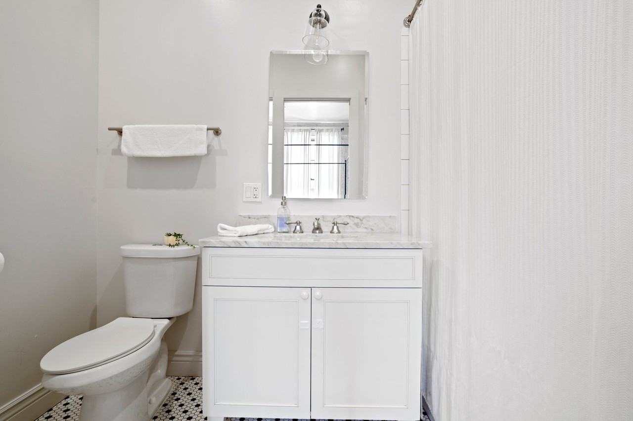 427 Gravier St #102 - Photo 2 of 22