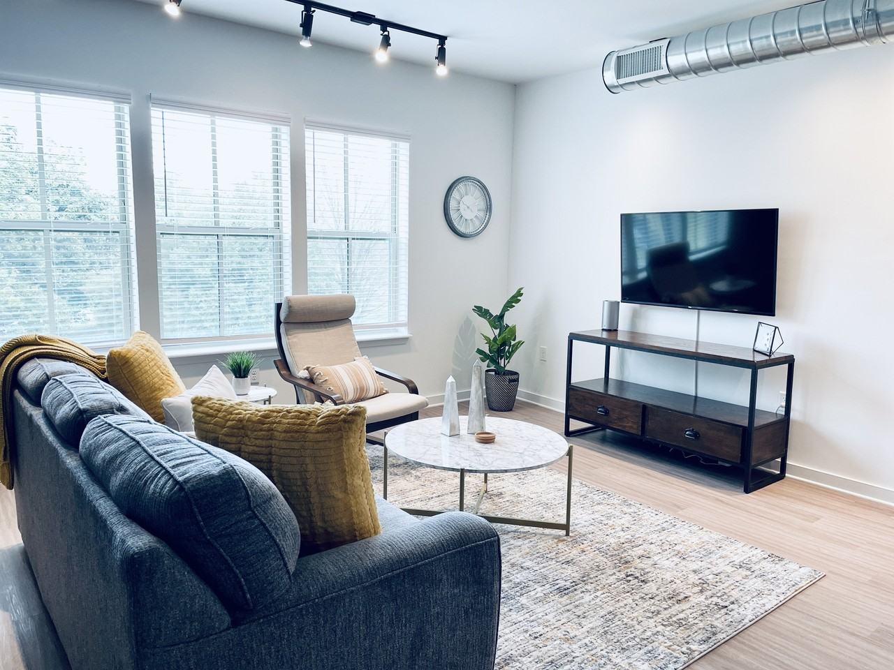 1951 Poplar Ave #407 - Photo 3 of 10