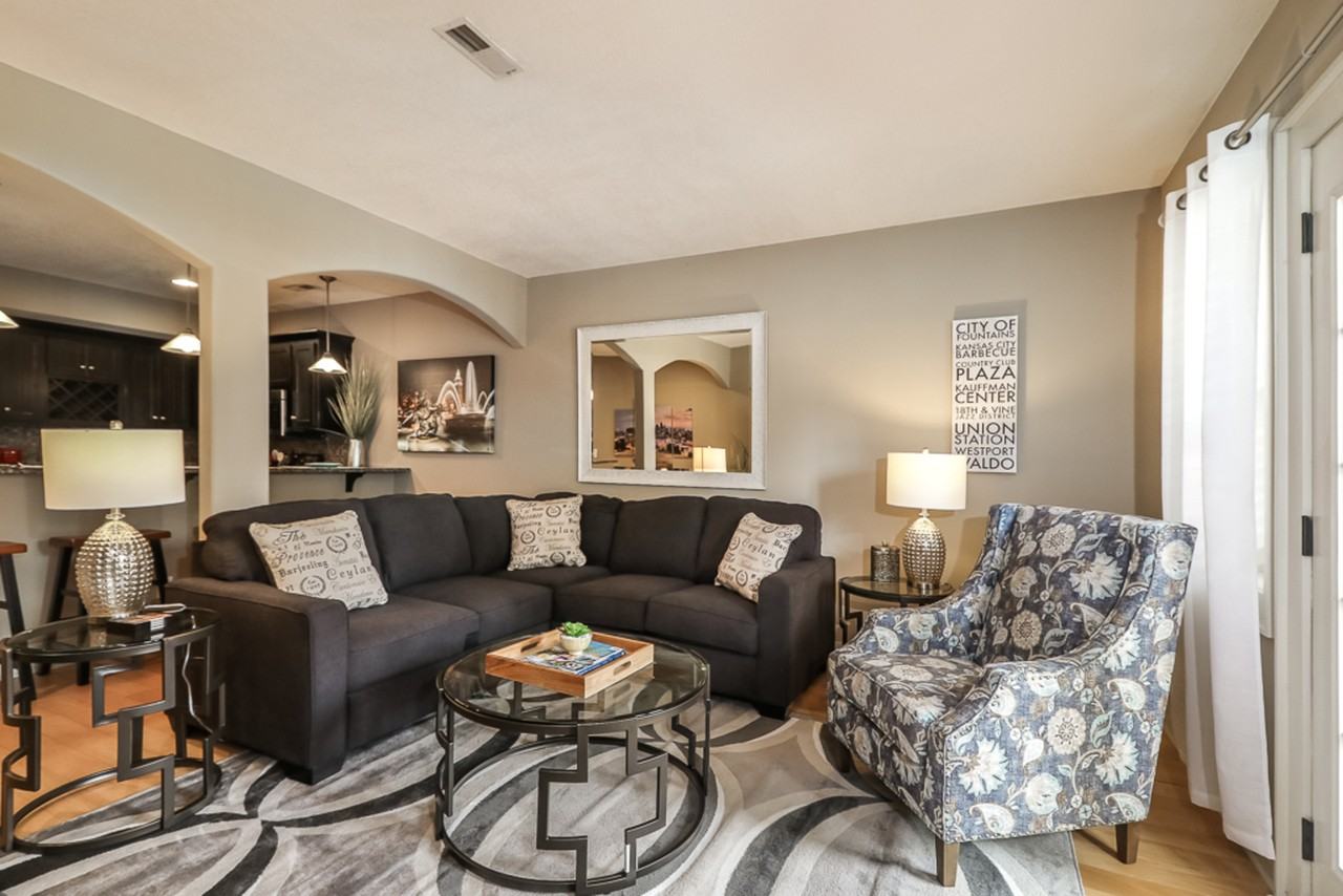 1207 W 45th St 12071, Kansas City, MO 64111 2 Bedroom Apartment for