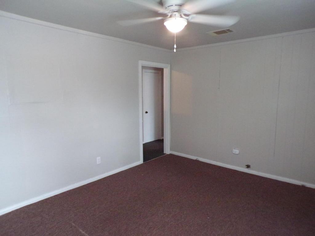701 W Avenue K - Photo 4 of 18