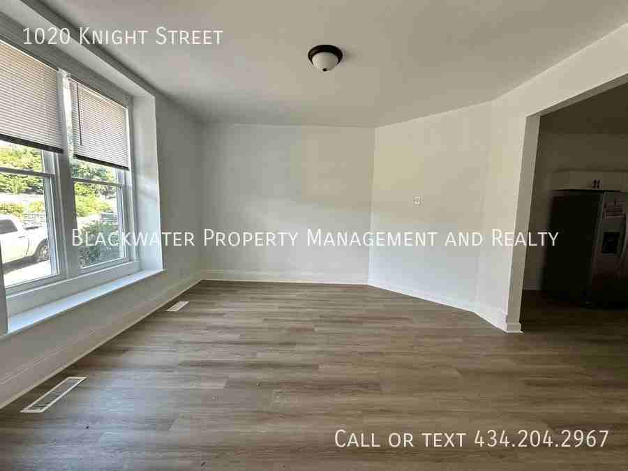 1020 Knight St - Photo 2 of 5