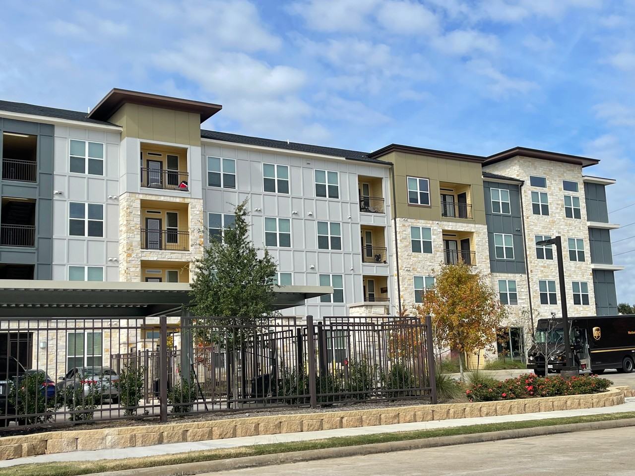 Icon at Yorktown - Photo 2 of 23