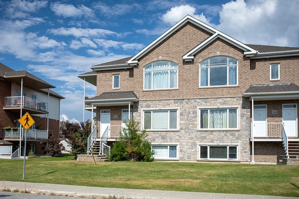 2-358 Boul du Plateau - Photo 2 of 32