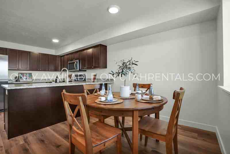 450 W Main St - Photo 7 of 33