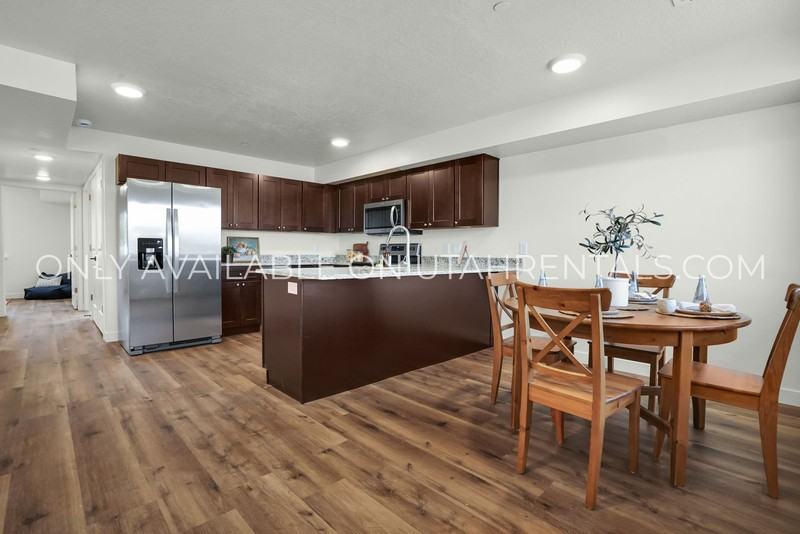 450 W Main St - Photo 6 of 33