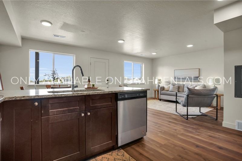 450 W Main St - Photo 5 of 33