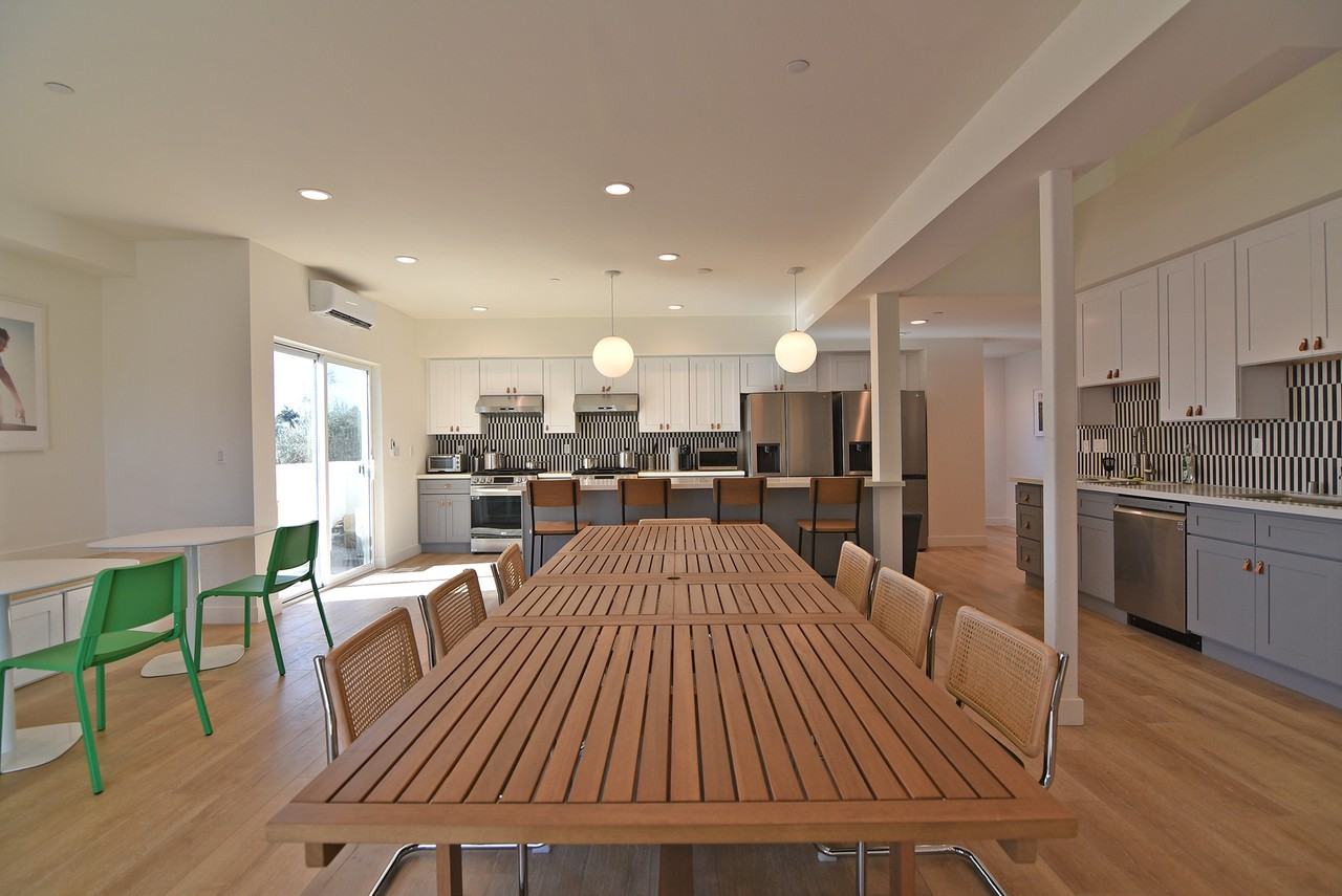 2958 S Victoria Ave #B3F - Photo 2 of 8