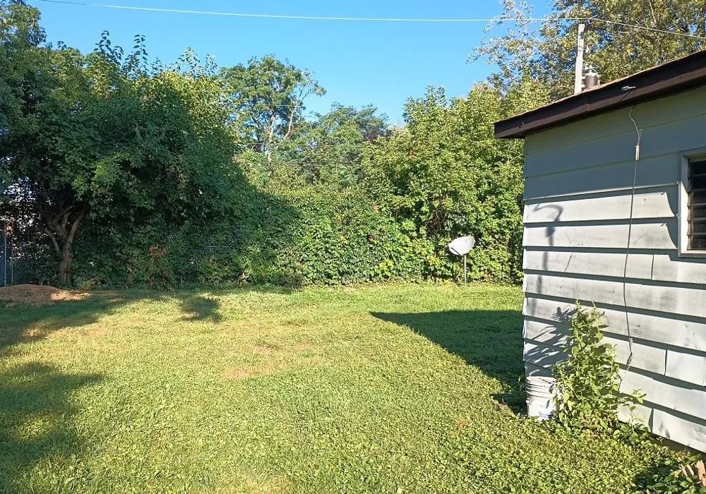 270 N Hemlock Ave - Photo 3 of 12