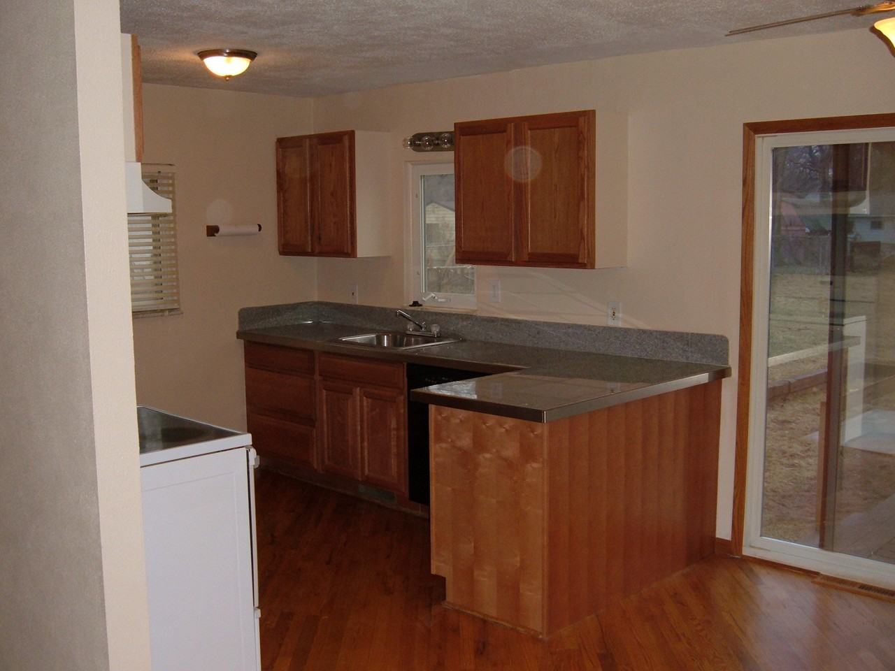 901 Amenia St - Photo 2 of 4