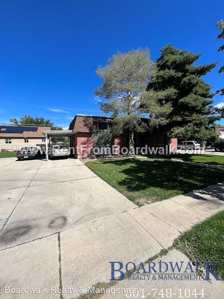 572 W 400 N / 574 W 400 N - Photo 2 of 3