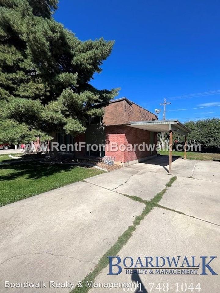 572 W 400 N / 574 W 400 N - Photo 3 of 3