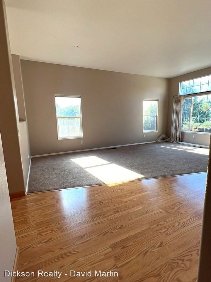 2960 Roxbury Dr - Photo 2 of 25