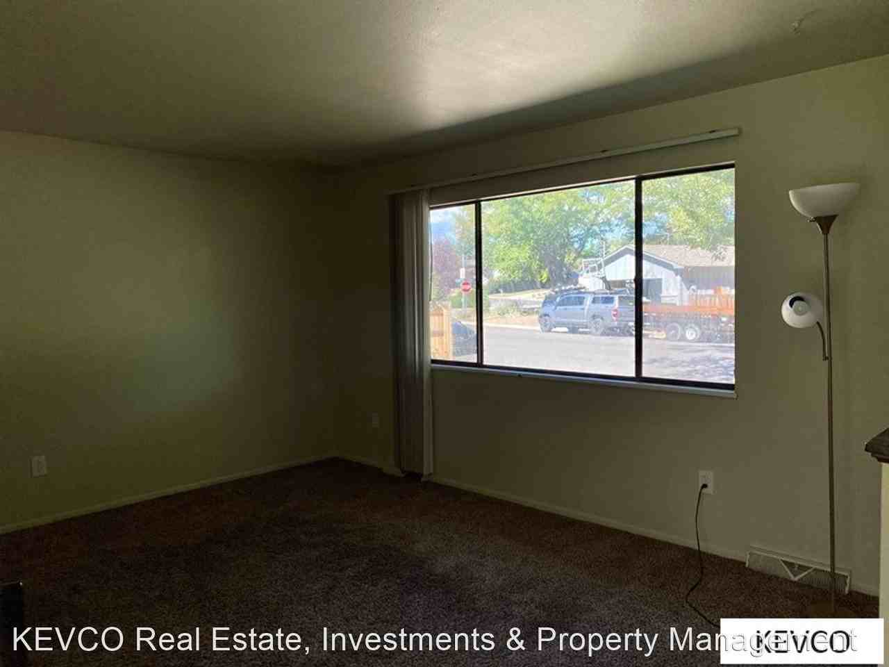 2554 Newport Dr - Photo 2 of 20