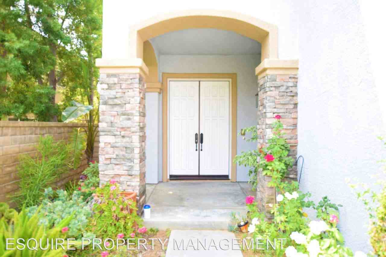 1017 Lambourne Pl - Photo 2 of 43