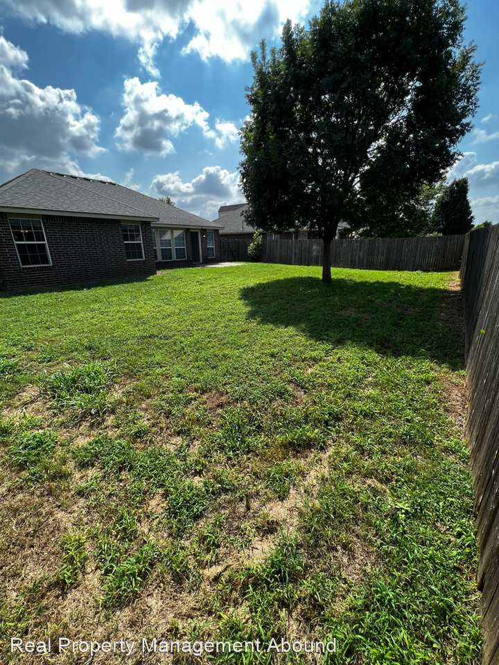 1006 N Sycamore St - Photo 3 of 29