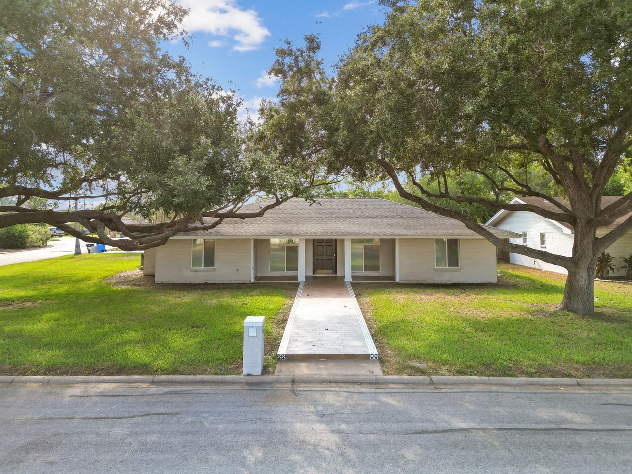 601 Palm Valley Dr W - Photo 2 of 32