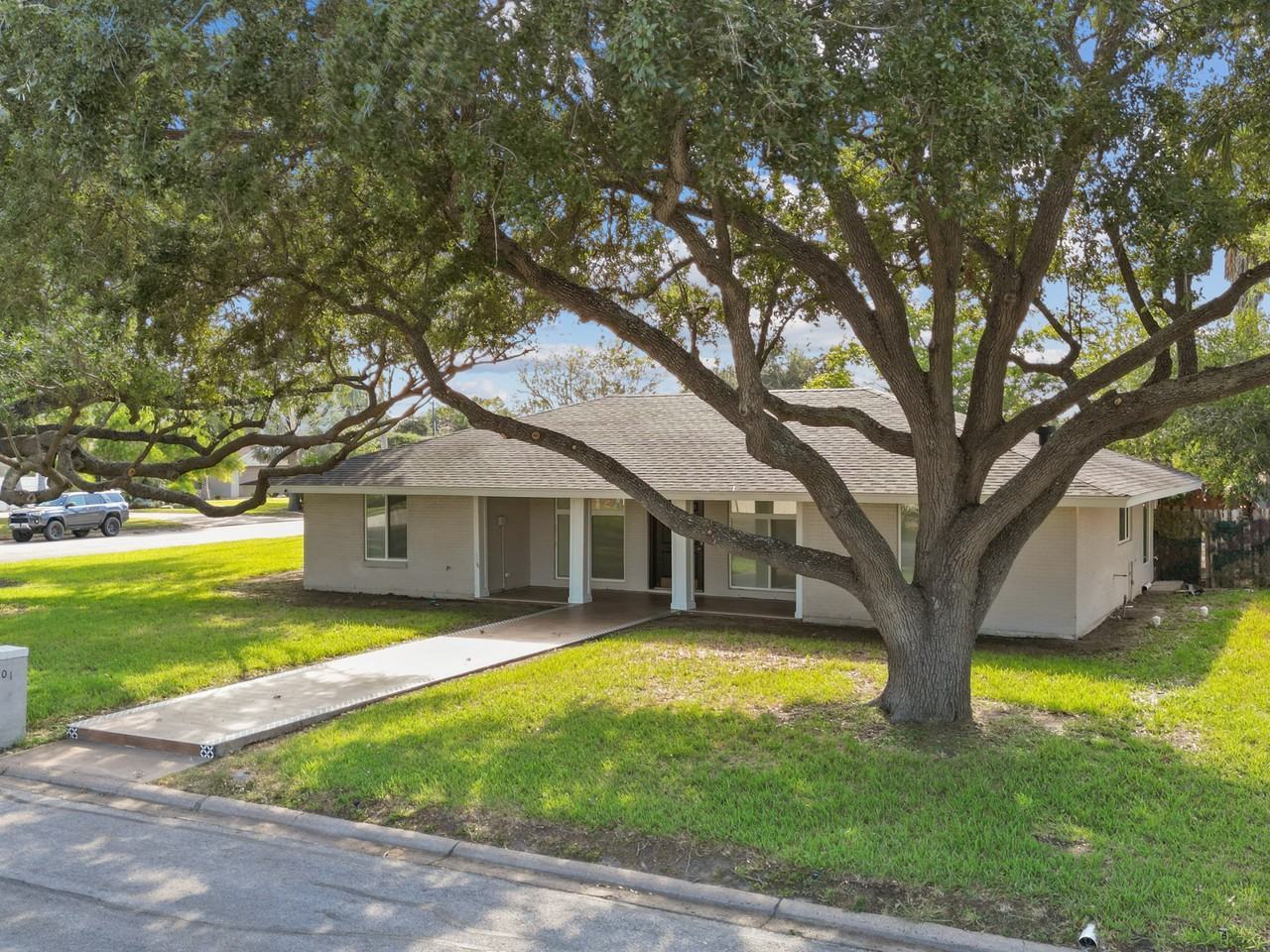 601 Palm Valley Dr W - Photo 3 of 32