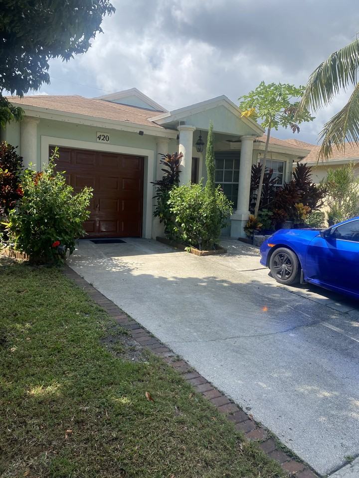 420 Circle Dr S - Photo 2 of 3