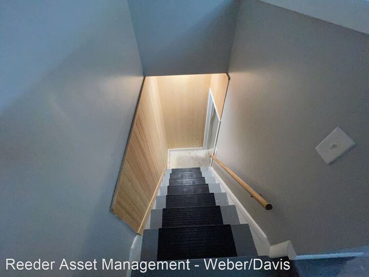 668 37th ST - Photo 3 of 29