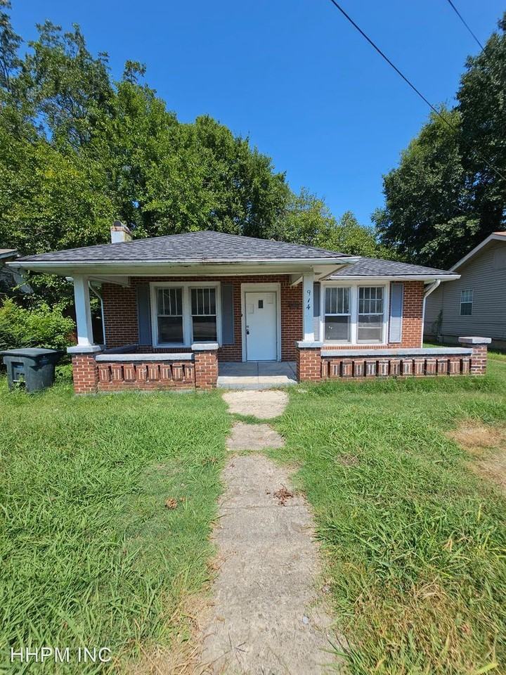 914 W College St - Photo 2 of 8