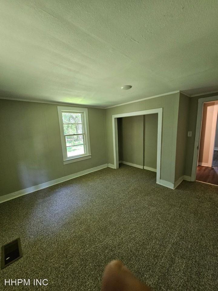 914 W College St - Photo 3 of 8