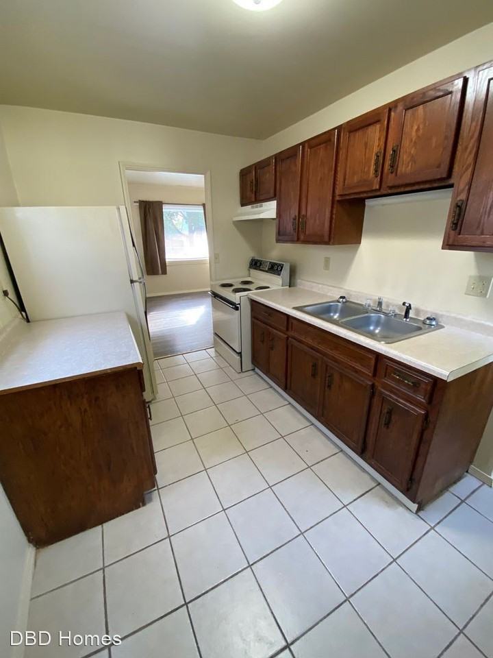 2525 Cortland Ave - Photo 3 of 8