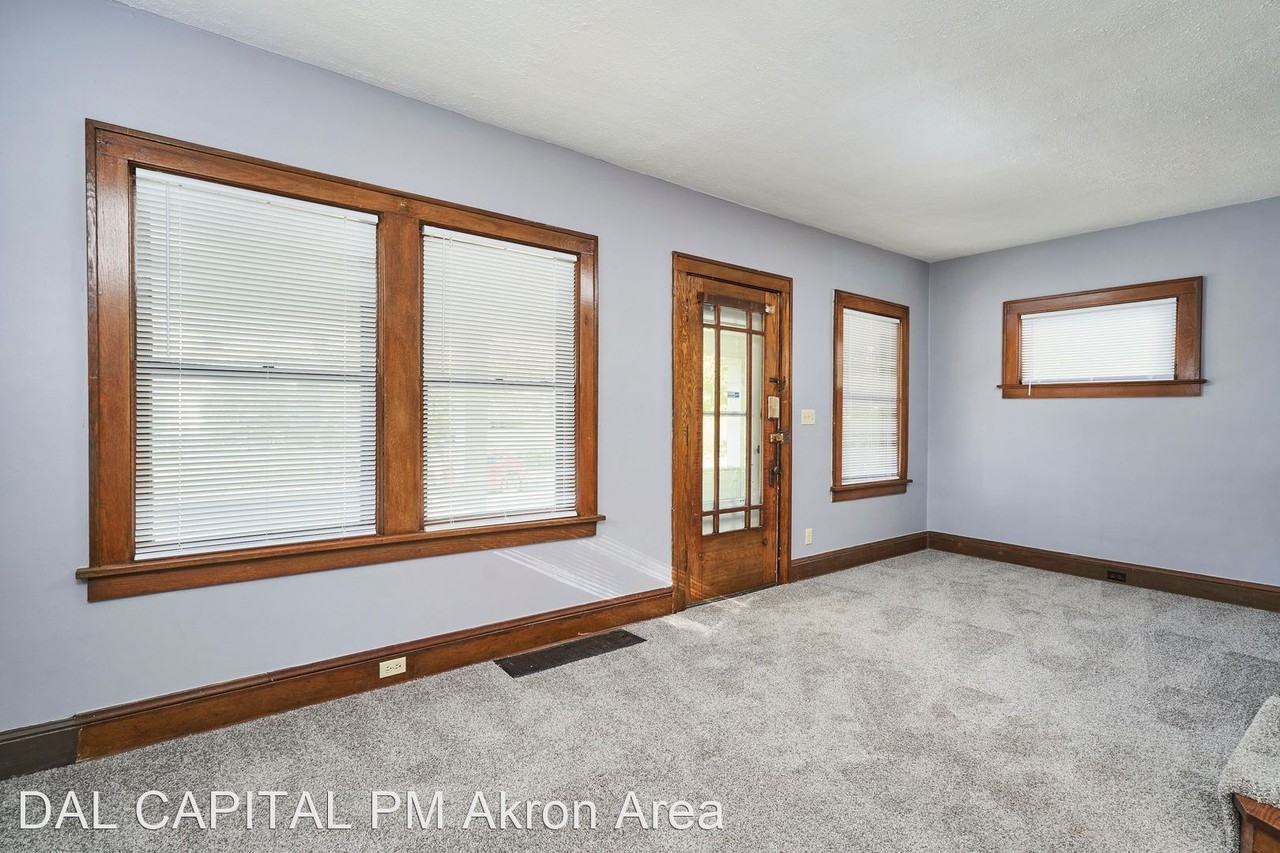 884 Longview Ave - Photo 3 of 17