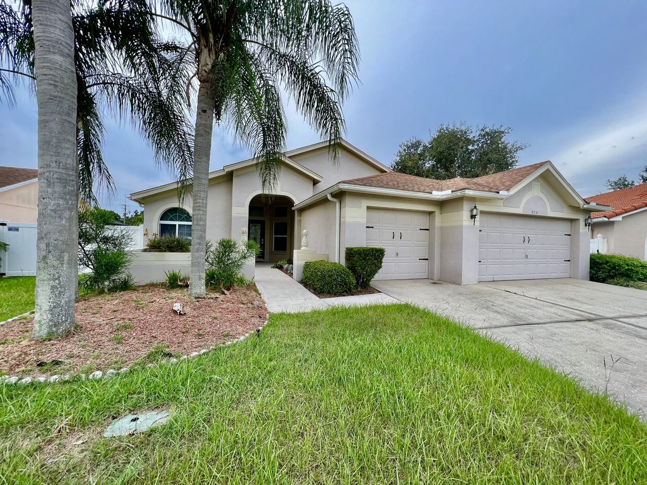 915 Tuscanny St - Photo 2 of 32