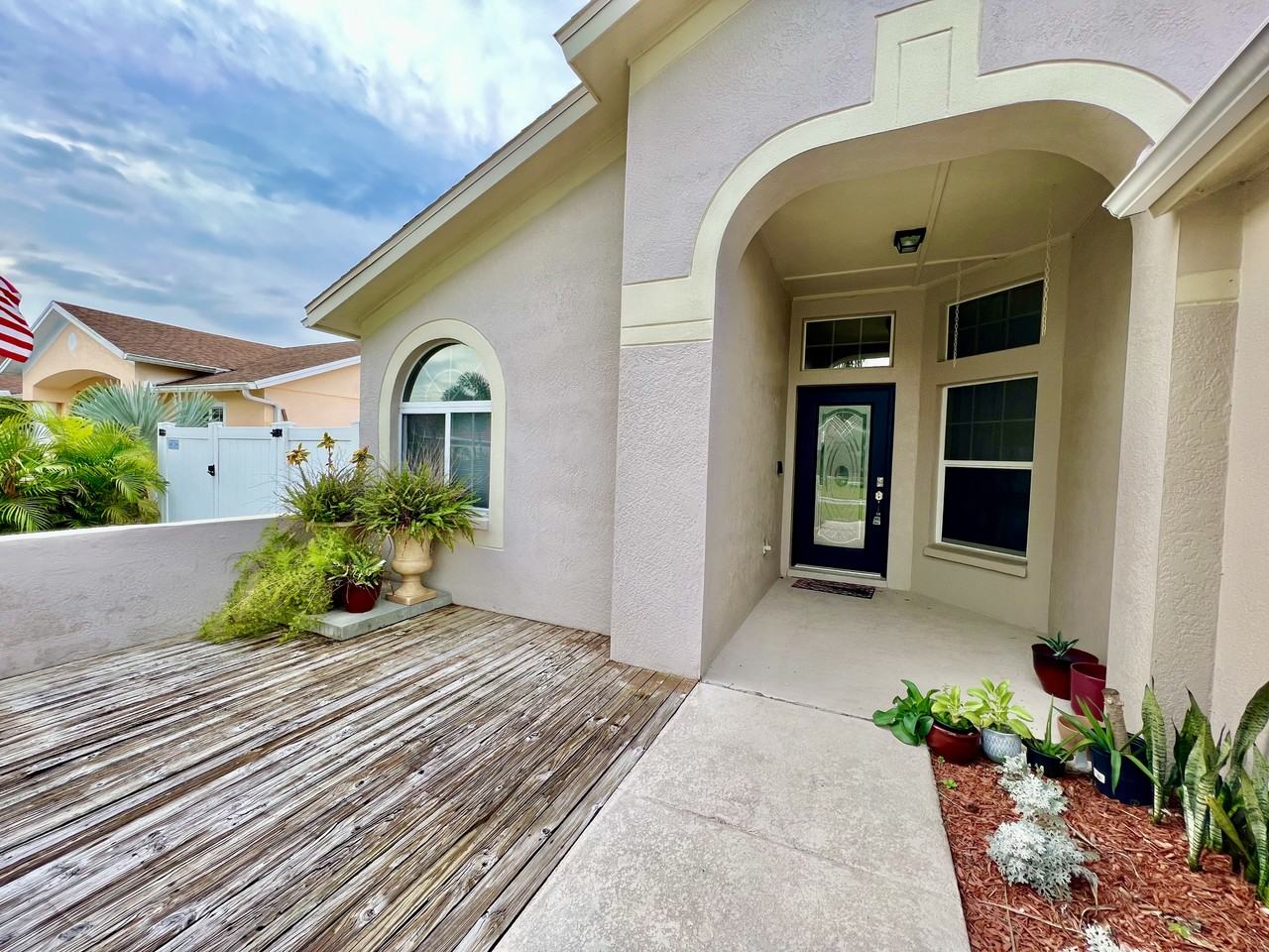 915 Tuscanny St - Photo 3 of 32