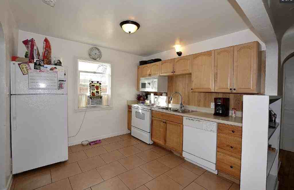 1007 34th Ave - Photo 3 of 6