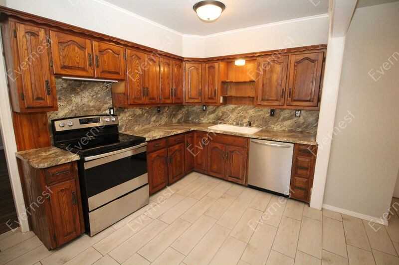 133 E Maple St - Photo 2 of 27