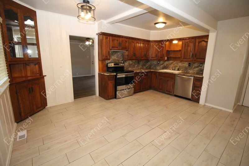 133 E Maple St - Photo 3 of 27