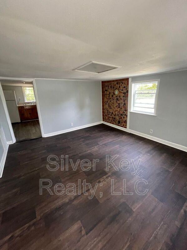 1209 Hilltop Dr Ne - Photo 2 of 8