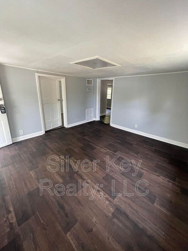 1209 Hilltop Dr Ne - Photo 3 of 8