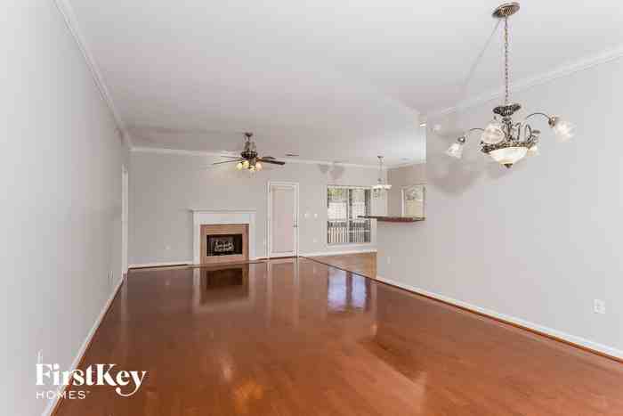 2906 Summit Dr - Photo 2 of 14