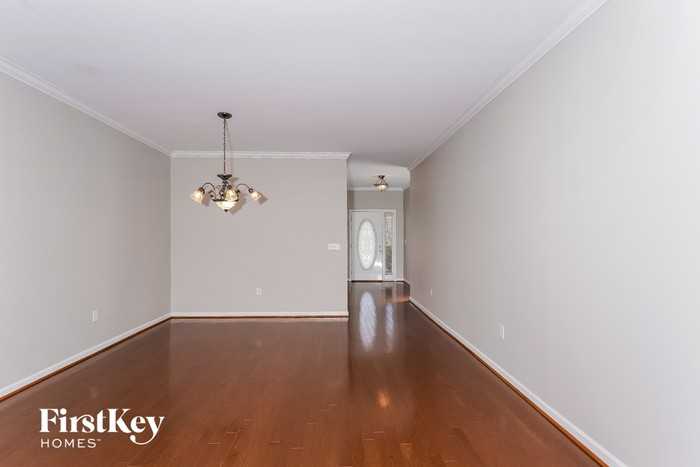 2906 Summit Dr - Photo 3 of 14
