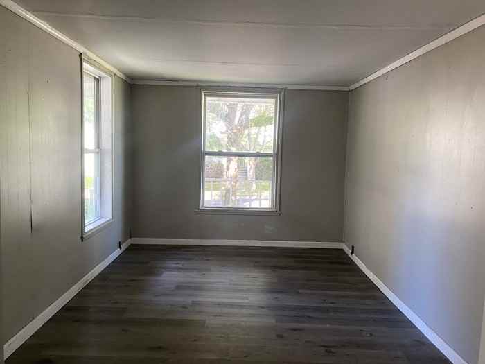 1020 Academy St - Photo 2 of 18