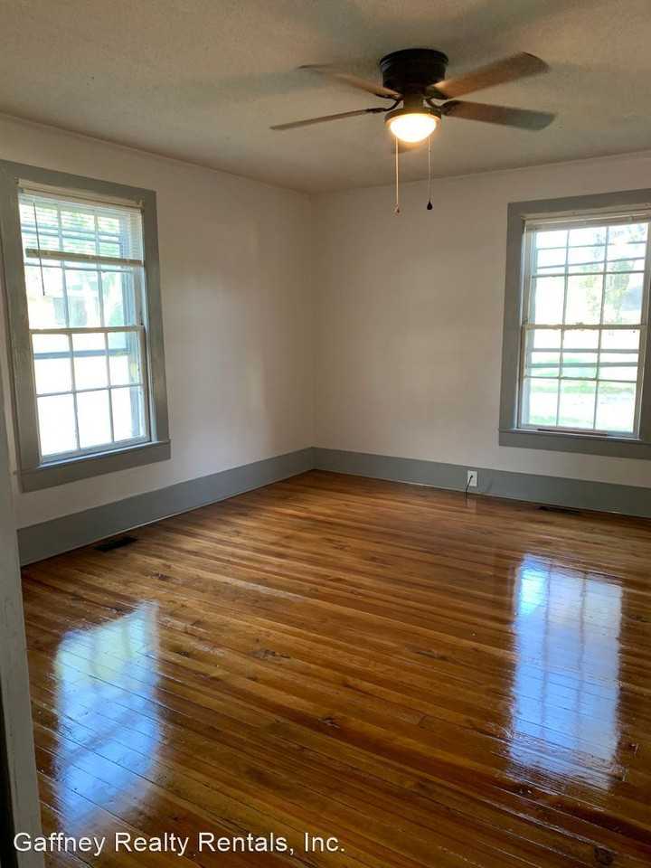 213 College Dr - Photo 3 of 22