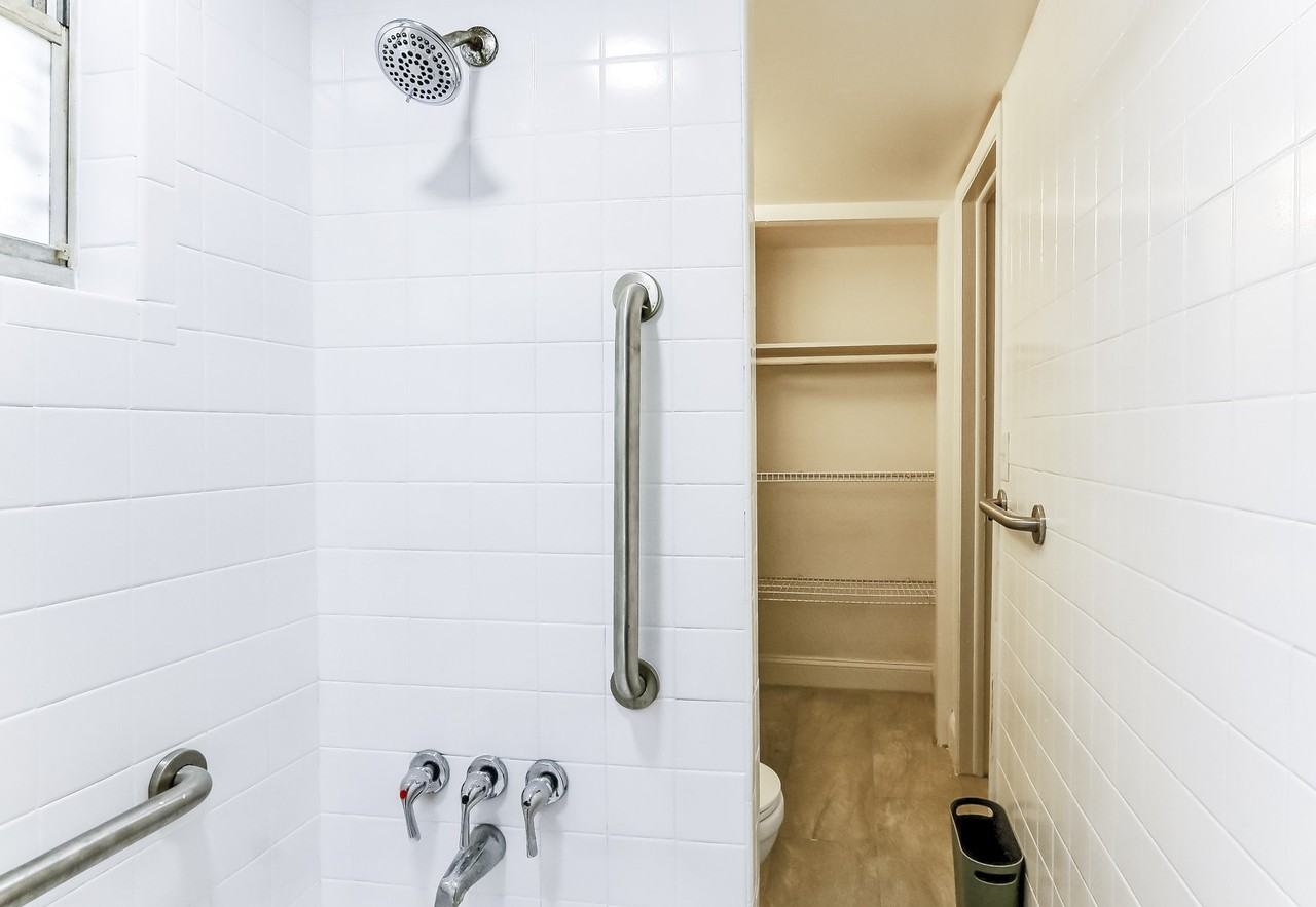 E 33rd Ave - Photo 4 of 32