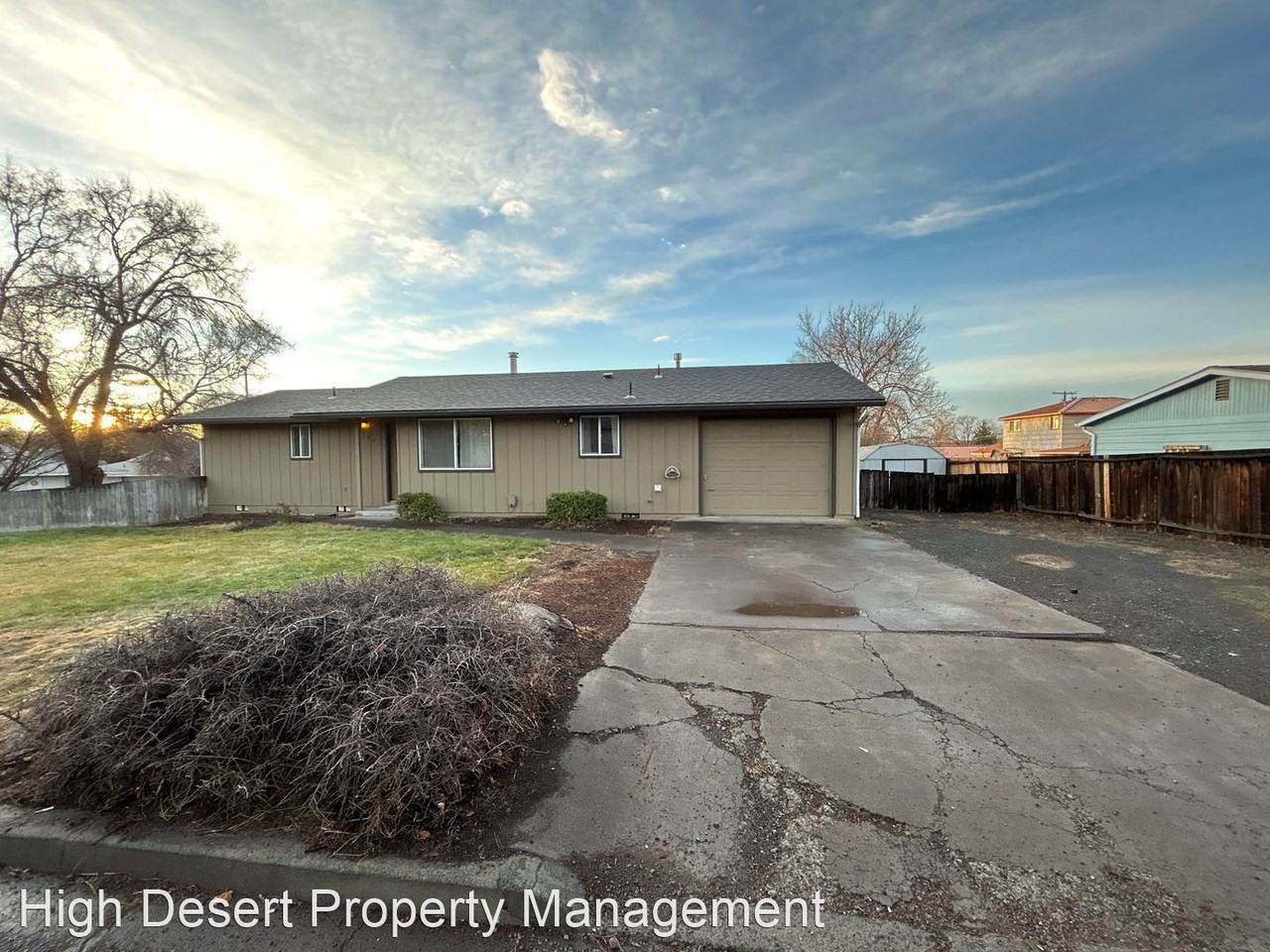 185 Ne Oak St - Photo 2 of 16