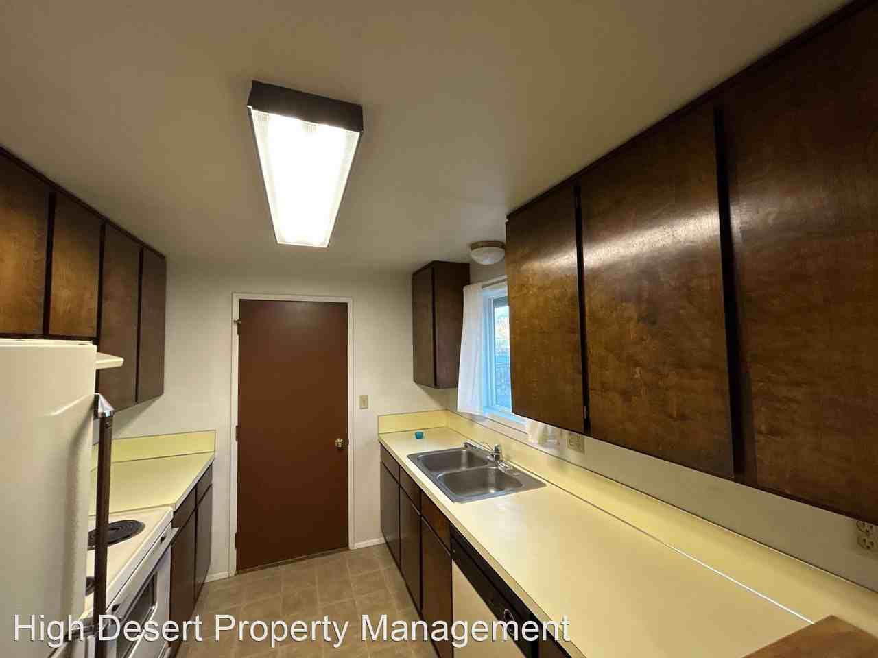 185 Ne Oak St - Photo 3 of 16