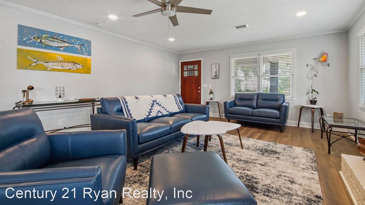 347 N Cove Blvd - Photo 3 of 25