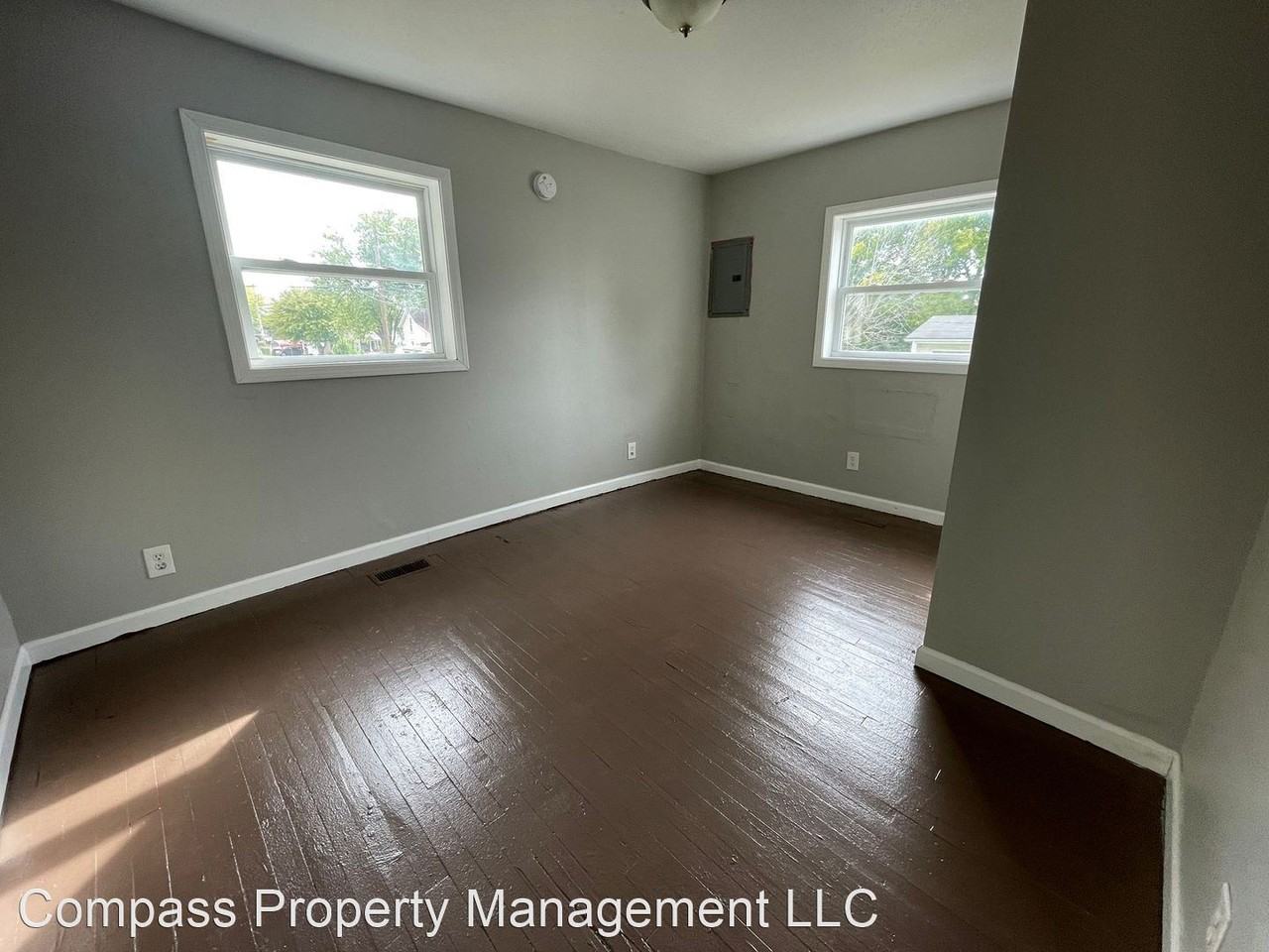 1345 Short St - Photo 3 of 9