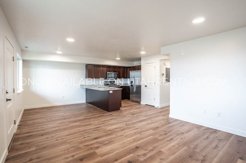 450 W Main St - Photo 4 of 33