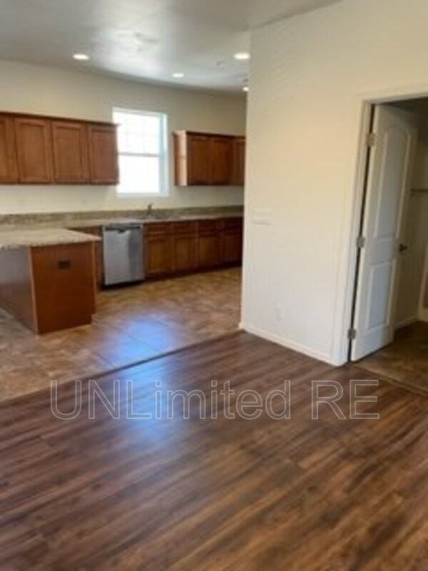 2443 W Pikes Peak Dr - Photo 4 of 17