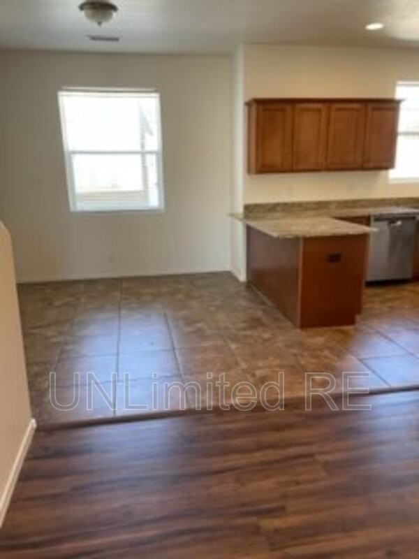 2443 W Pikes Peak Dr - Photo 5 of 17